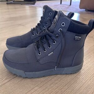 Lems waterproof Boulder Boots.  Men’s 8/ Women’s 9.5.  In excellent condition!